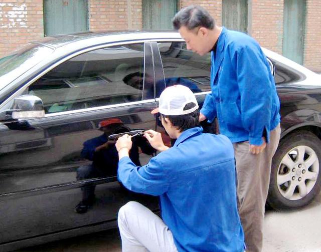 牙克石汽车钥匙丢在车里面怎么办?